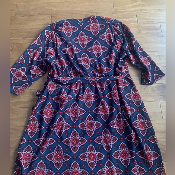 Beautifully wrap dress with tie. - Picture 4 of 5